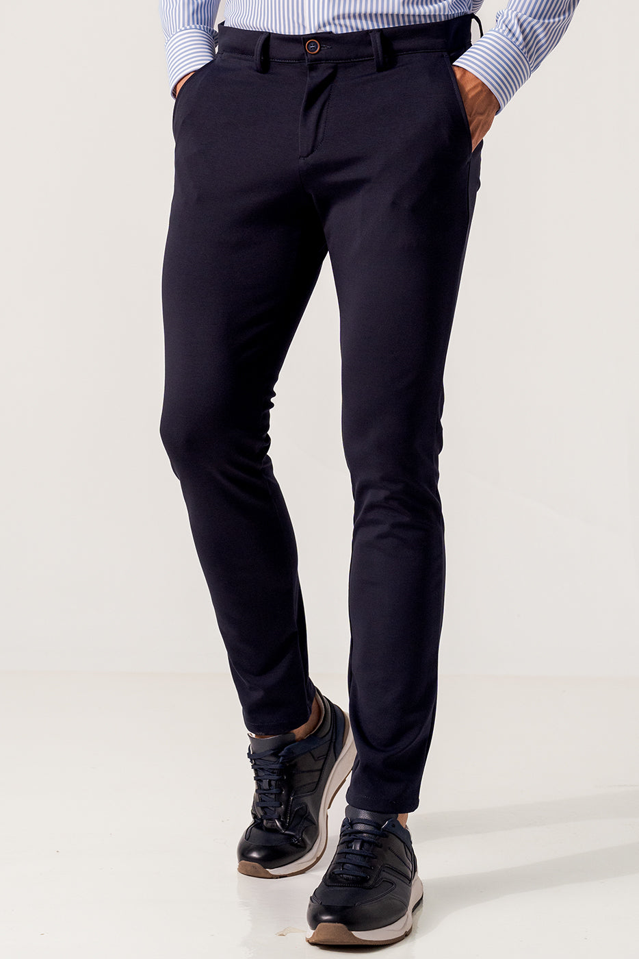 Chino elástico marino 