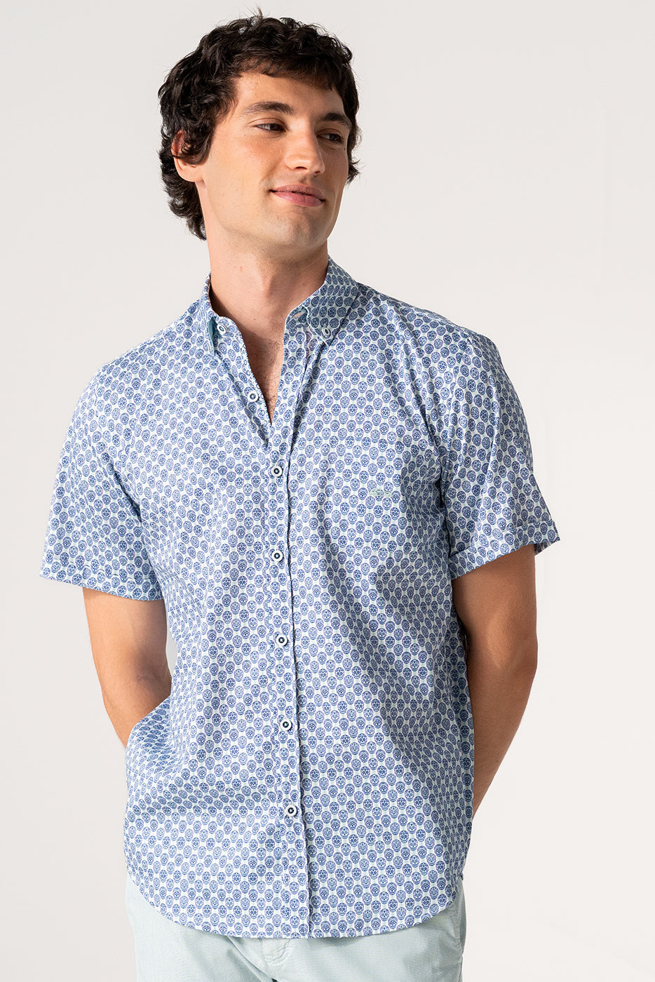 Camisa hombre manga corta estampado calaveras