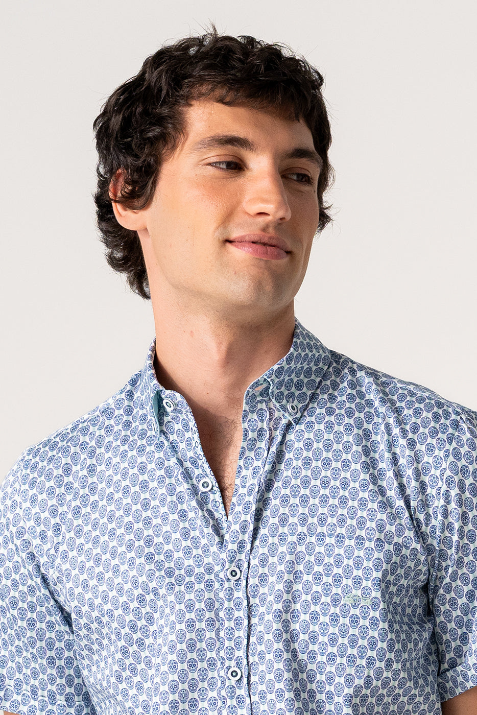 Camisa hombre manga corta estampado calaveras