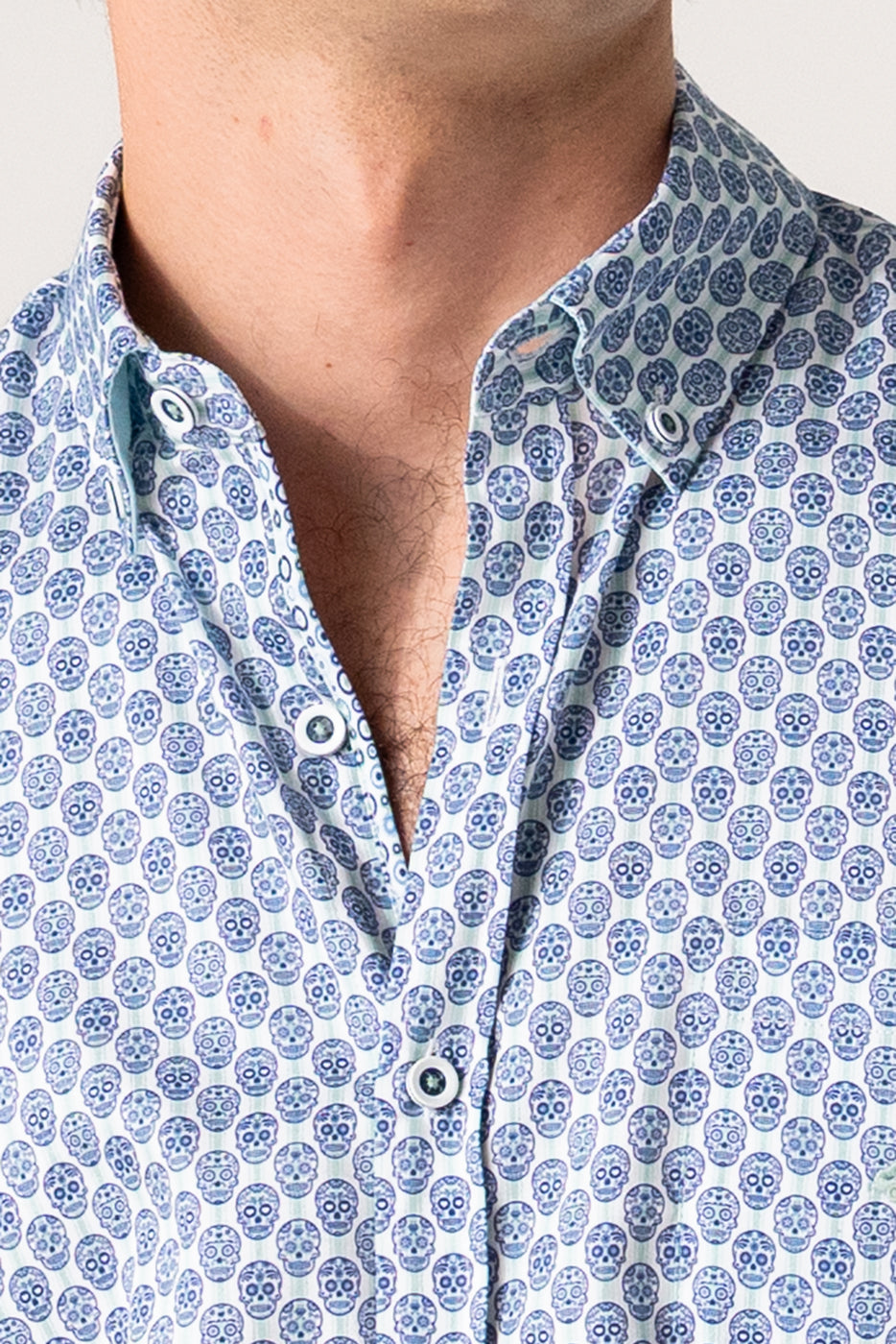 Camisa hombre manga corta estampado calaveras
