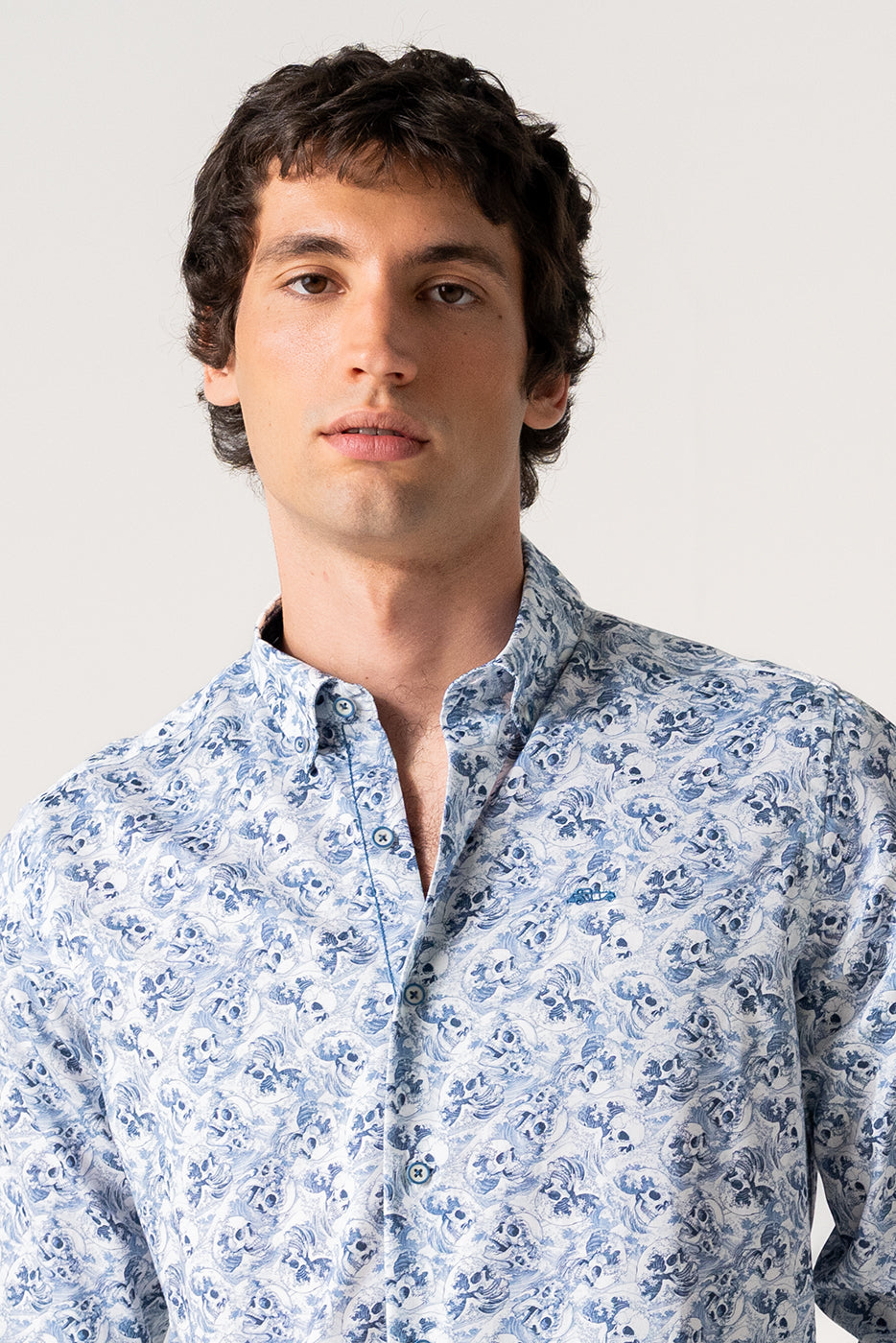 Camisa slim fit hombre estampado calaveras azul