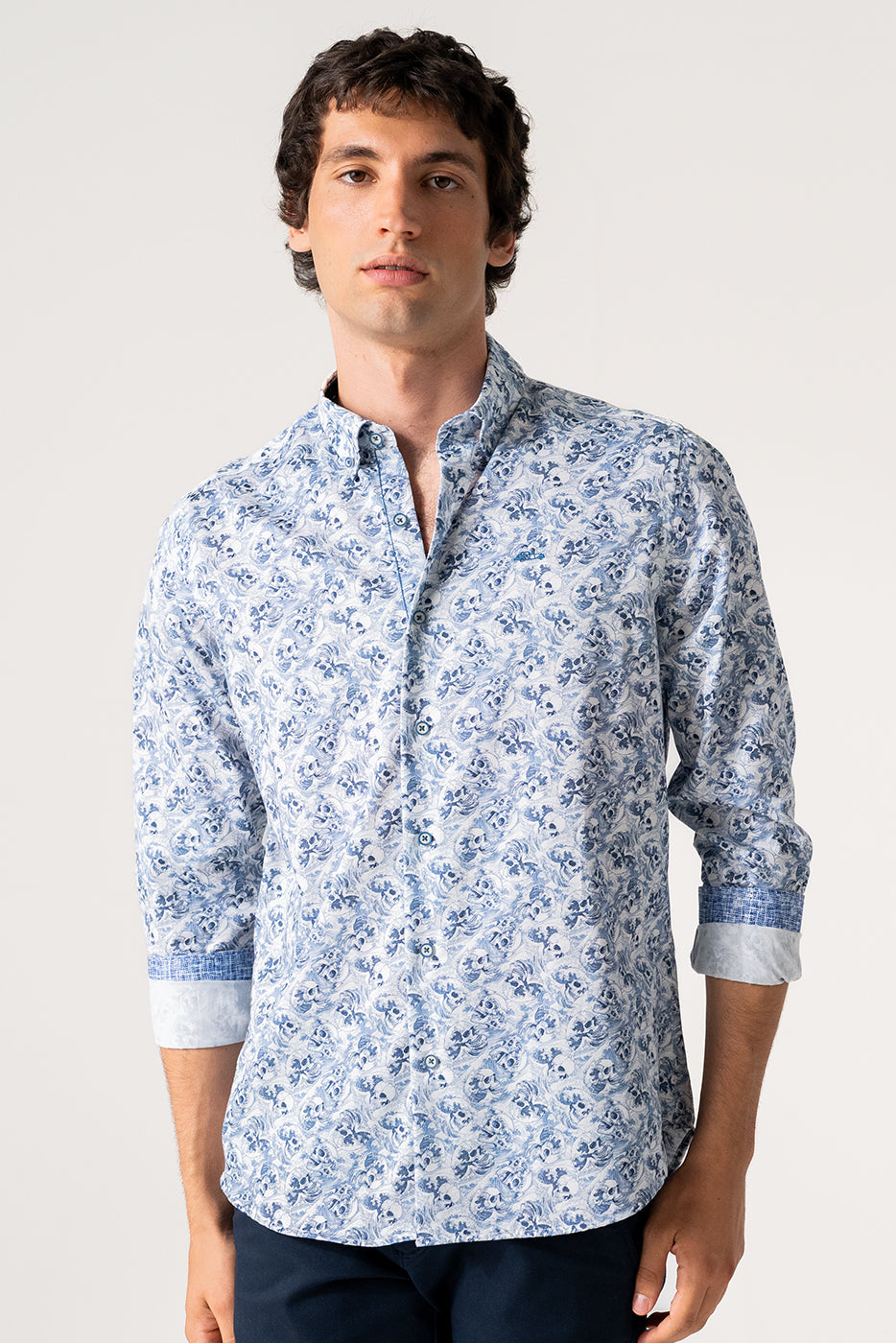 Camisa slim fit hombre estampado calaveras azul