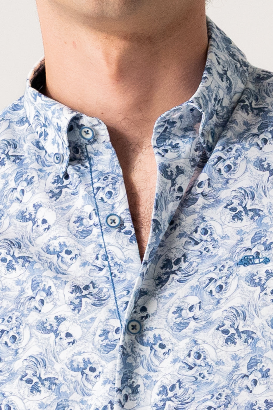 Camisa slim fit hombre estampado calaveras azul