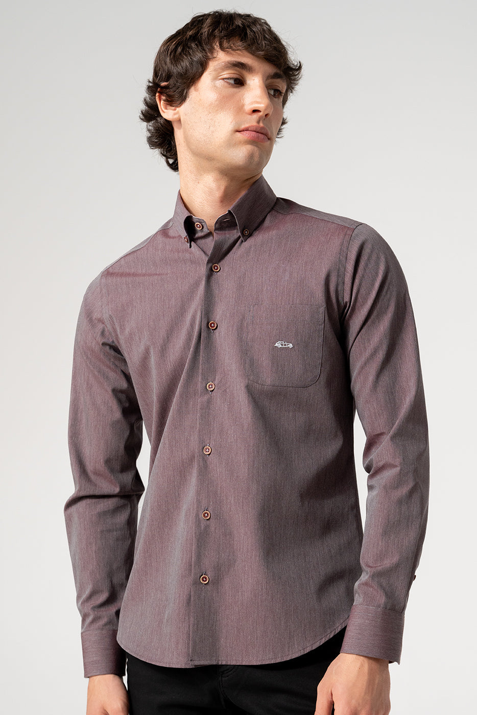 Camisa lisa hombre en tono granate con bolsillo