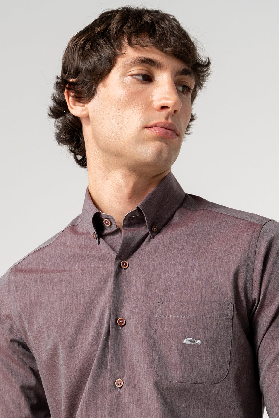 Camisa lisa hombre en tono granate con bolsillo