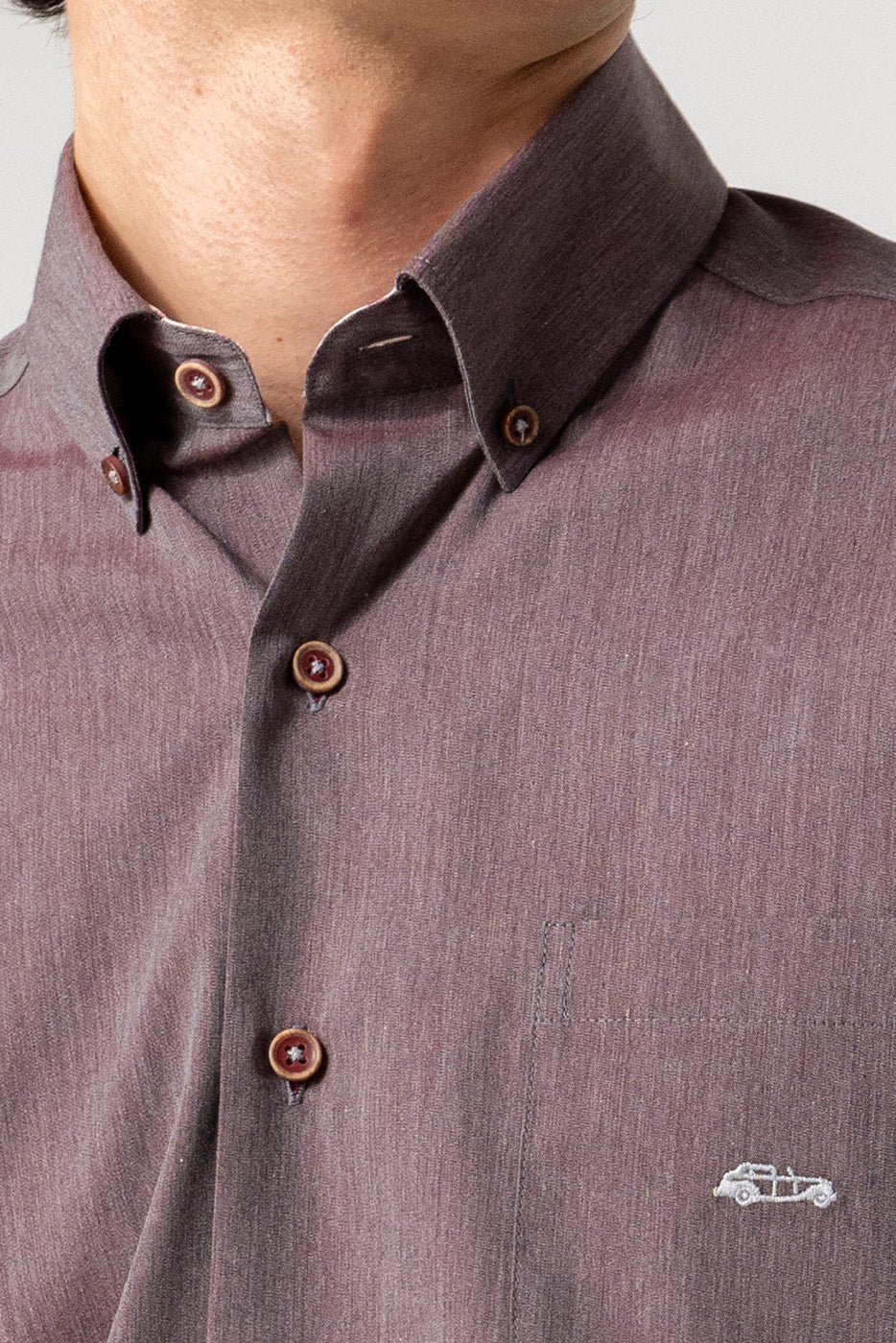 Camisa lisa hombre en tono granate con bolsillo