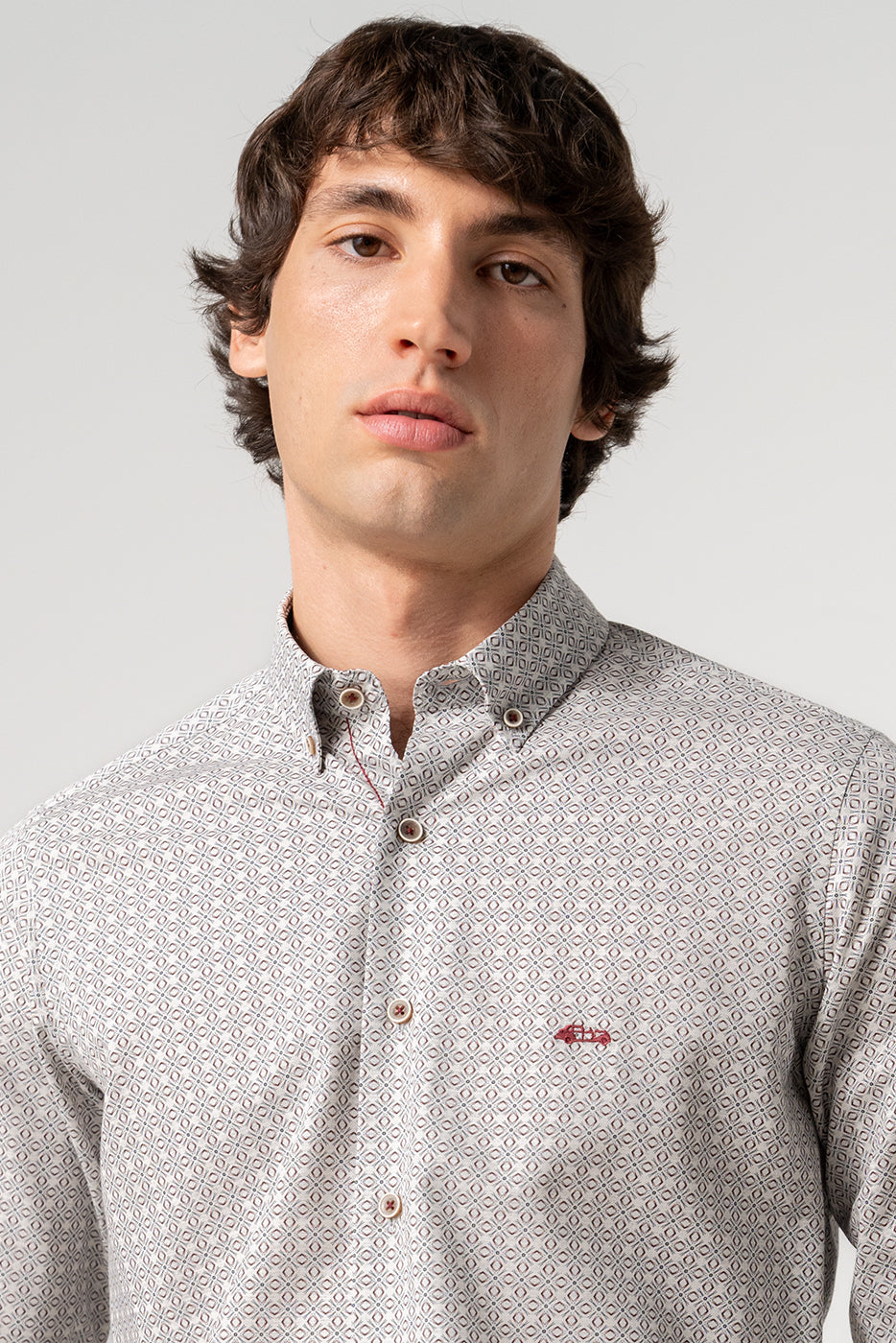 Camisa estmapada hombre en fondo gris 