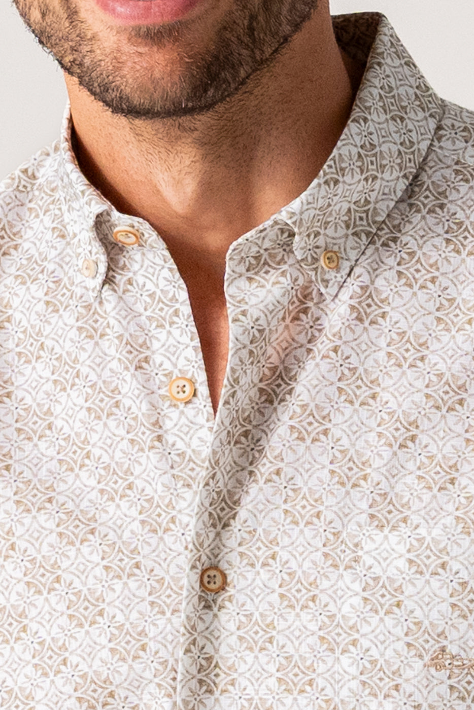 Camisa estampado beige slim fit hombre