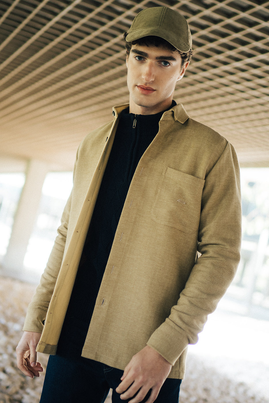 Sobrecamisa hombre color beige con bolsillo grande