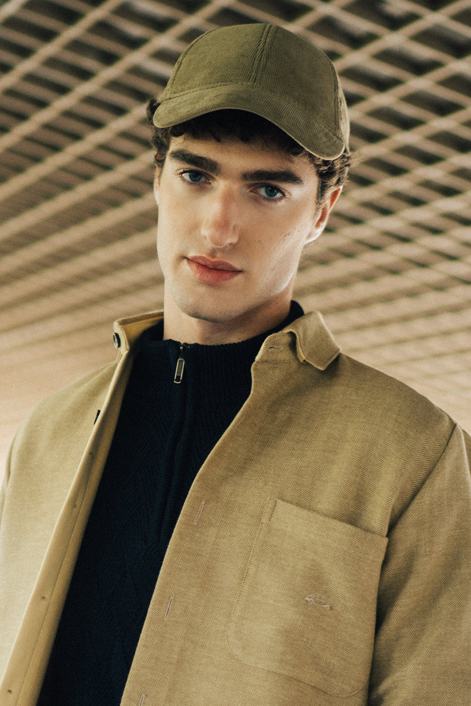 Sobrecamisa hombre color beige con bolsillo grande