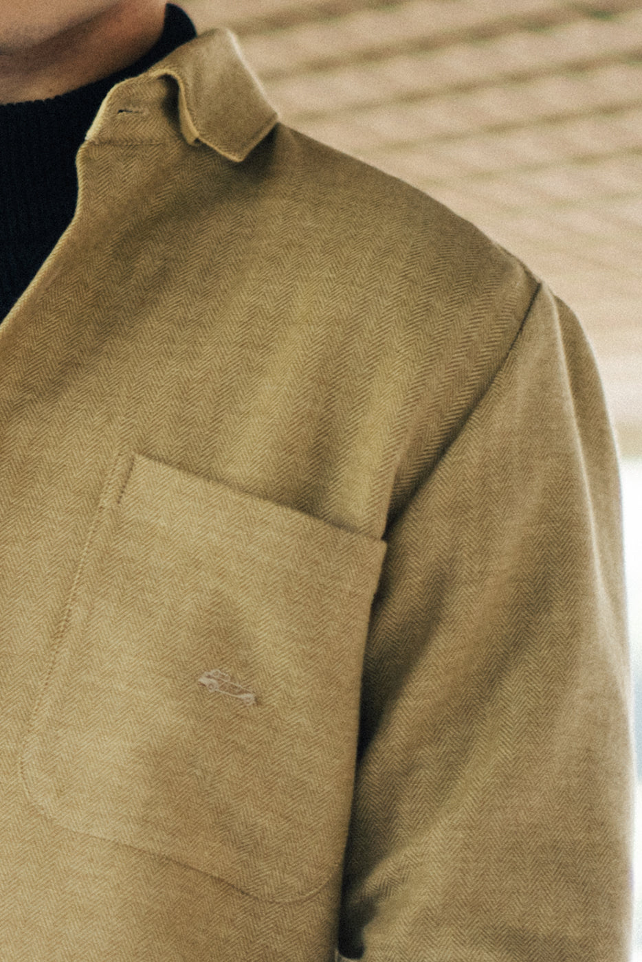 Sobrecamisa hombre color beige con bolsillo grande