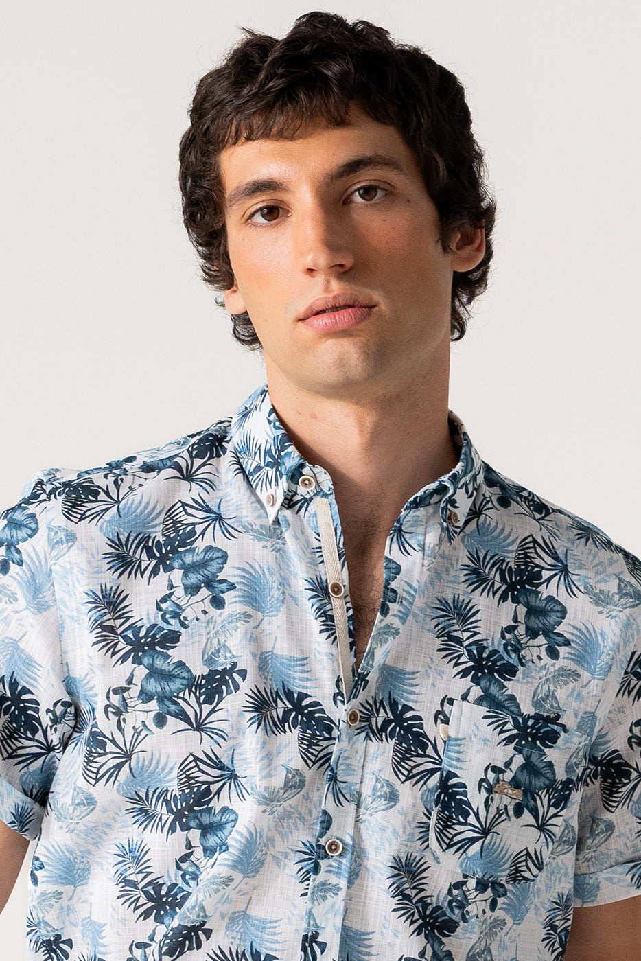Camisa estampado hojas manga corta hombre
