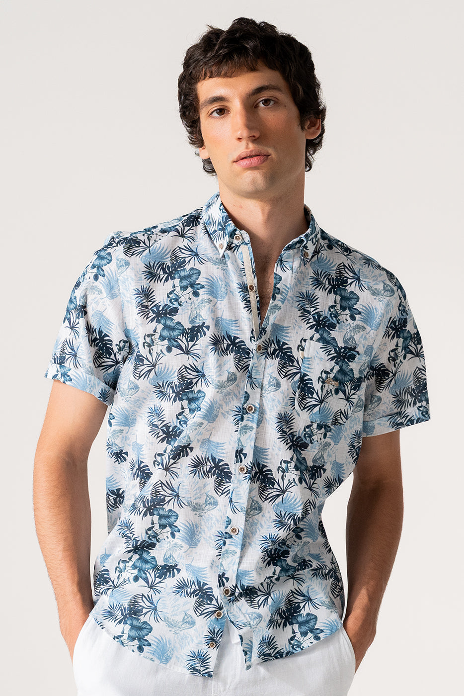 Camisa estampado hojas manga corta hombre