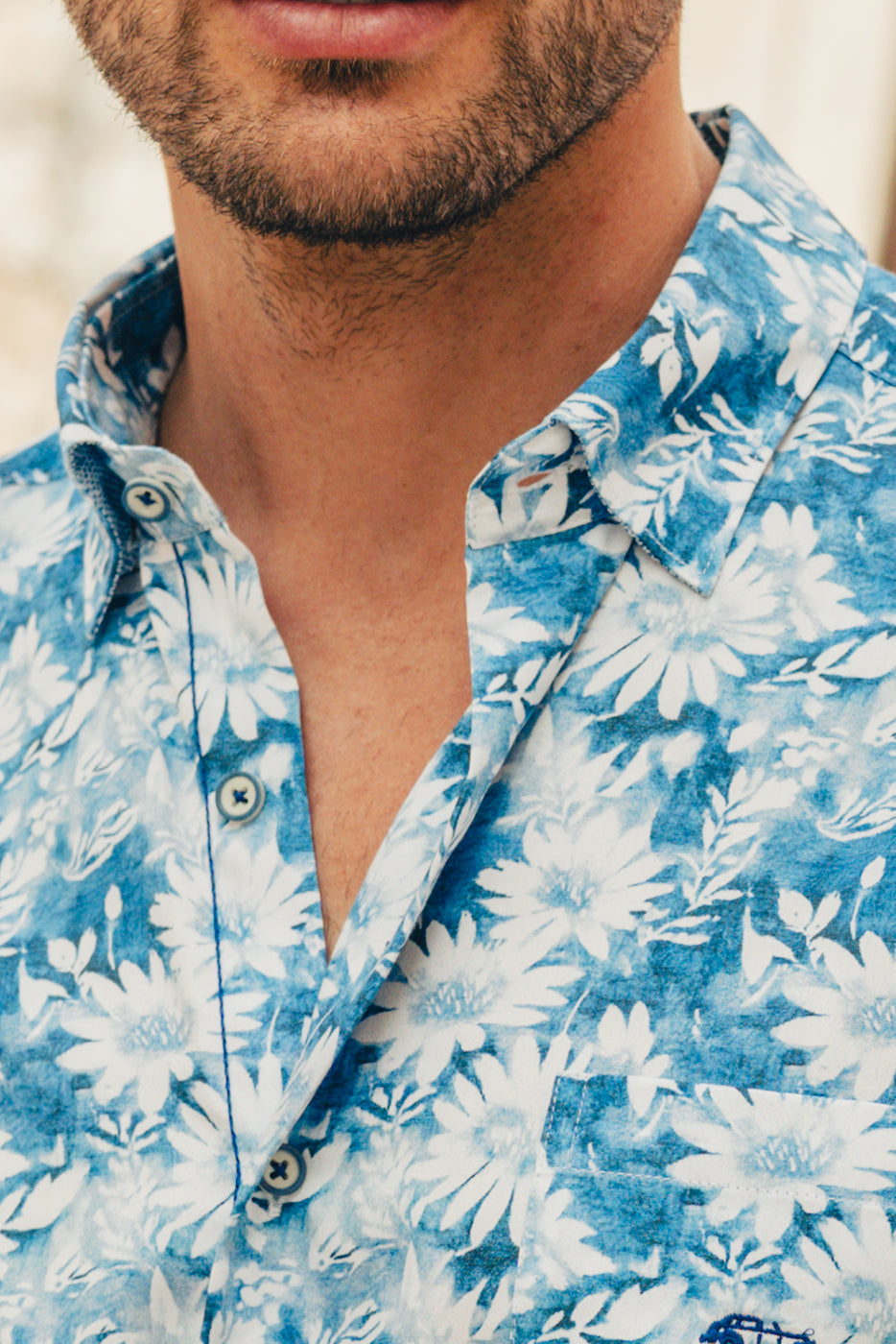 Camisa estampada flores azules slim fit hombre