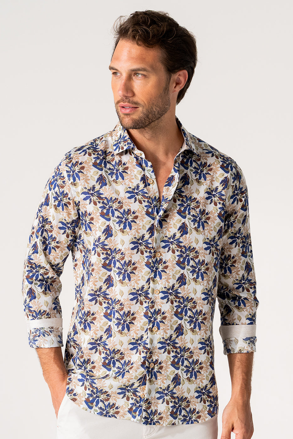 Camisa hombre estampado flores beige y marino