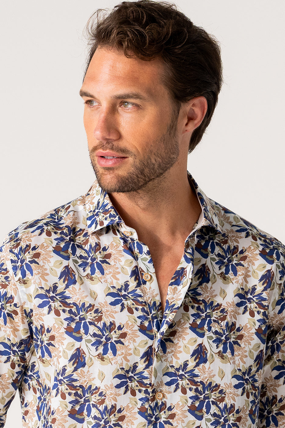 Camisa hombre estampado flores beige y marino
