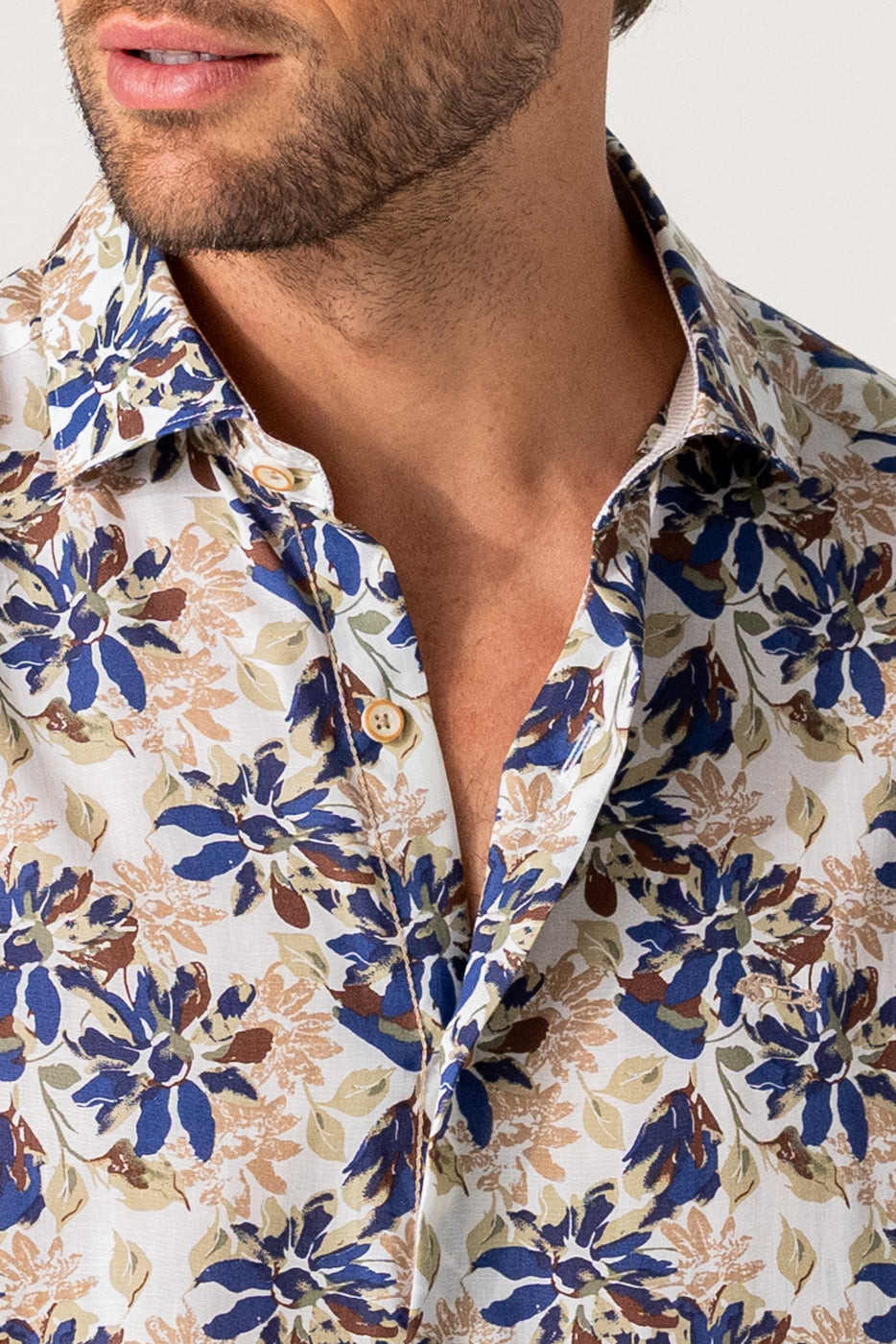 Camisa hombre estampado flores beige y marino