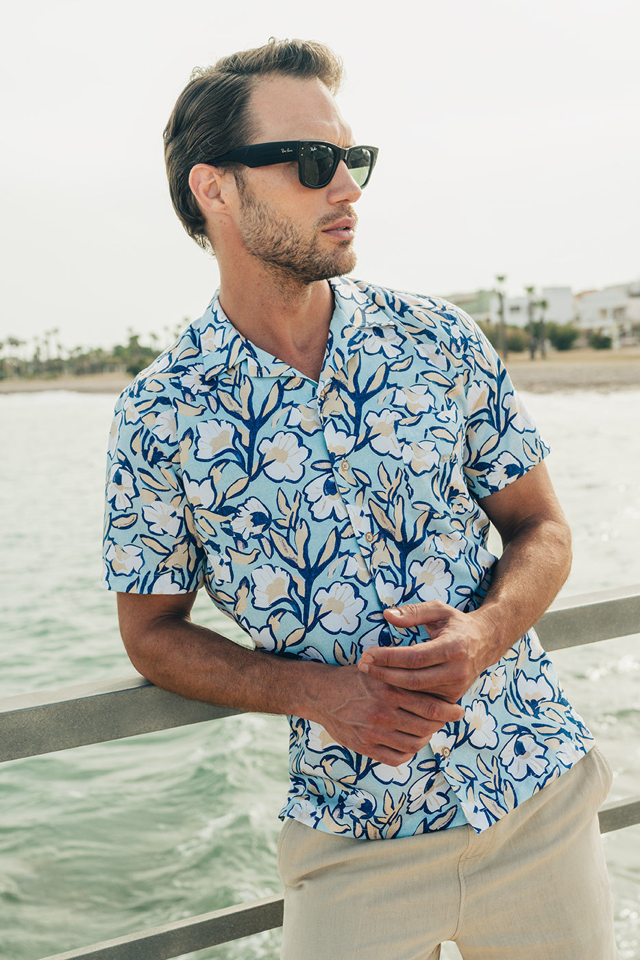 Camisa bowling hombre estampado flores fondo azul