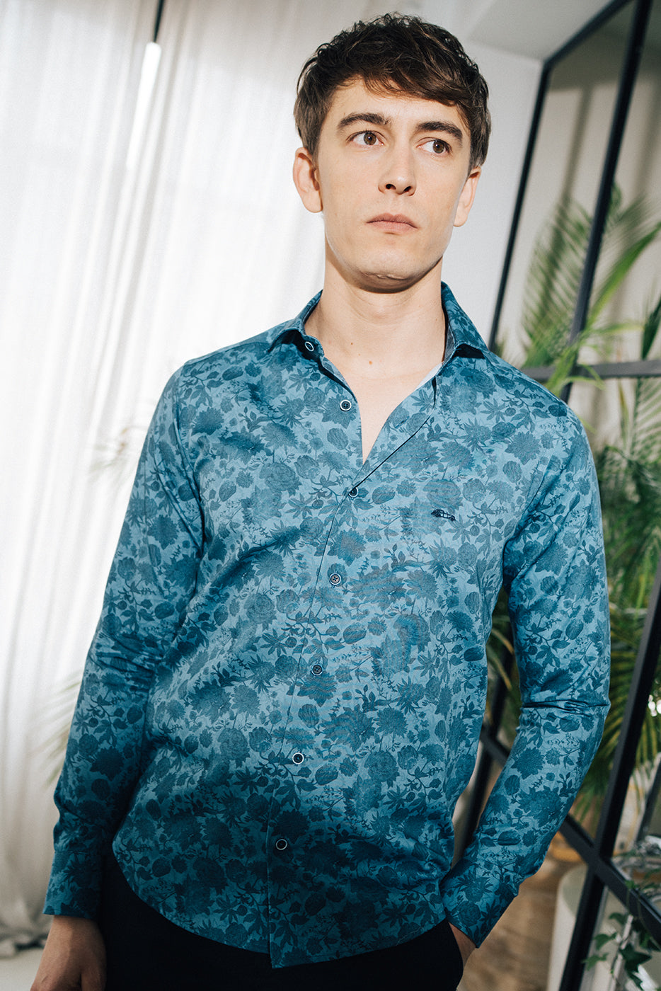 Camisa estampado flores azules slim fit 