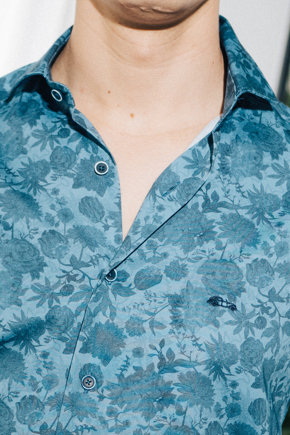 Camisa estampado flores azules slim fit 