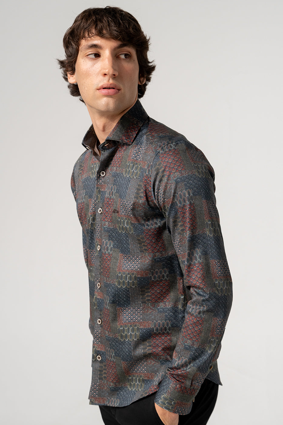 Camisa hombre slim fit estampado patchwork en tonos oscuros