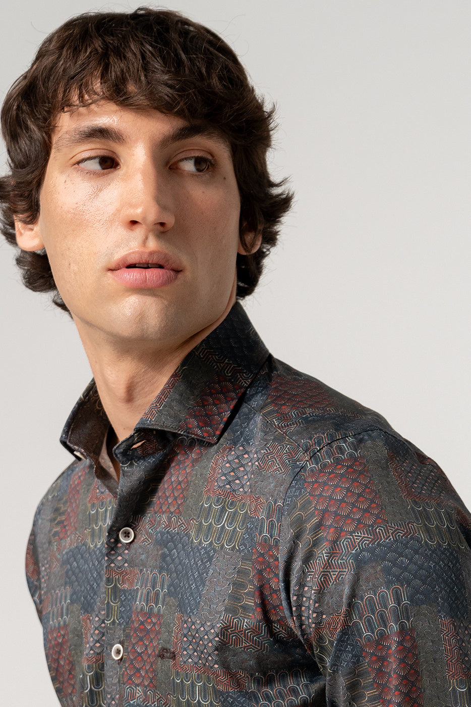 Camisa hombre slim fit estampado patchwork en tonos oscuros