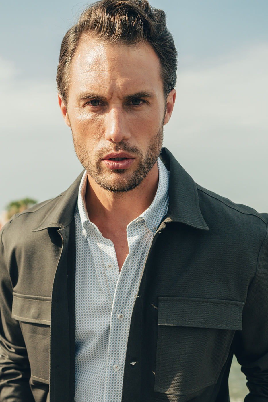 Sobrecamisa caqui hombre con bolsillos grandes