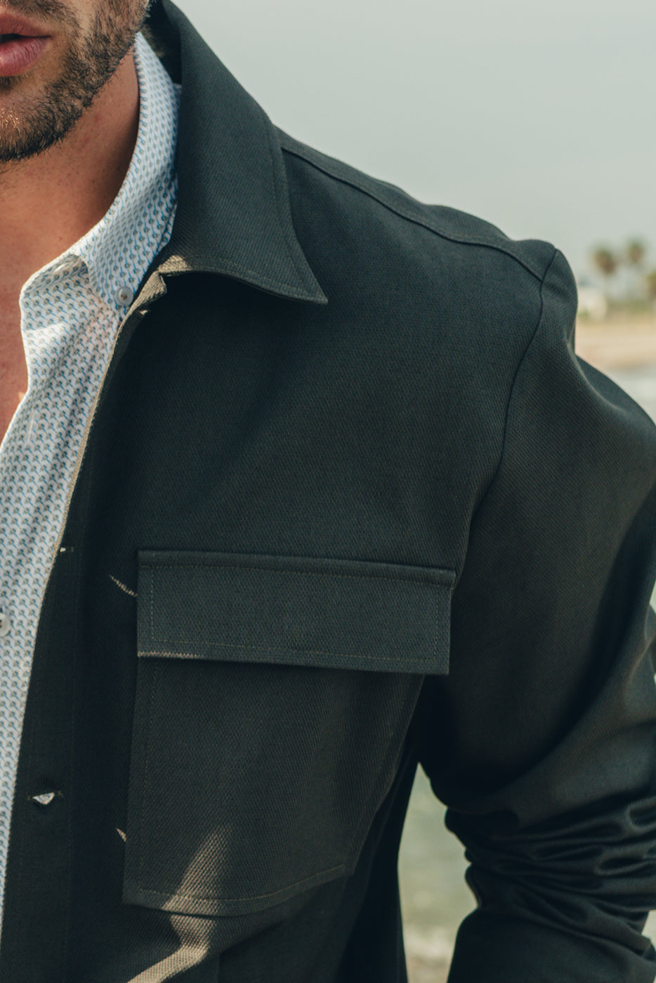 Sobrecamisa caqui hombre con bolsillos grandes
