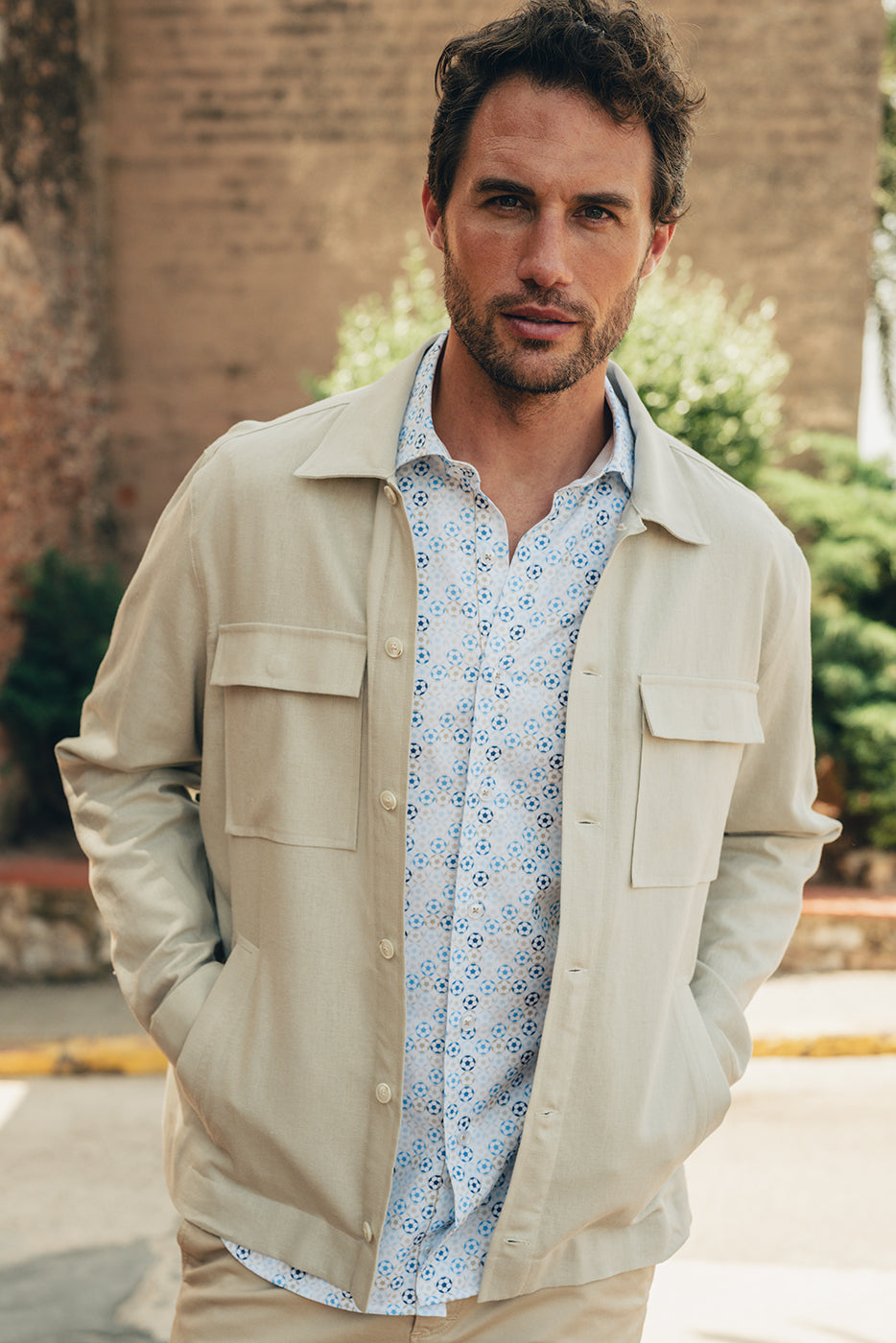 Sobrecamisa hombre bolsillos grandes tono beige